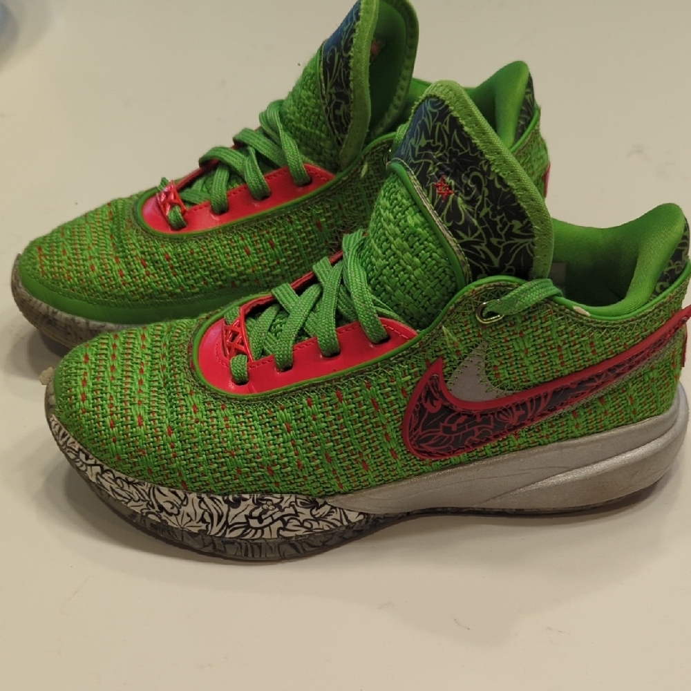 Nike Lebron 20 Stocking Stuffer Size 5Y